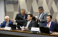 CCJ do Senado aprova PEC que turbina salários de juízes e promotores