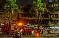 Grande incêndio em pousada mata dez pessoas na cidade de Porto Alegre