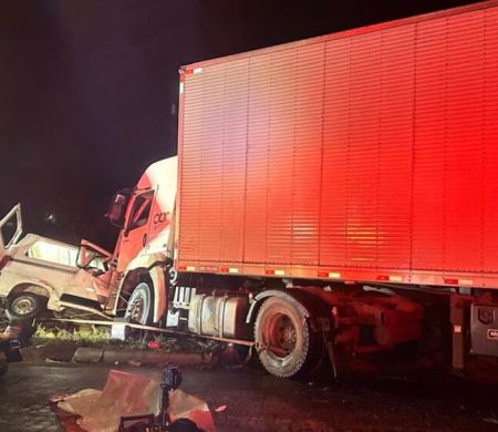 Colisão entre van e carreta deixa nove mortos no Norte de Minas