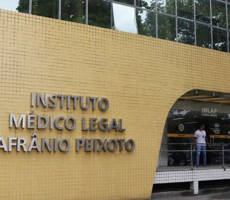 Corpo de Juliana Marins passa por necropsia no Rio 