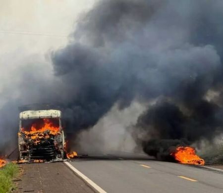 Após pneu estourar, carreta pega fogo e fica destruída pelas chamas