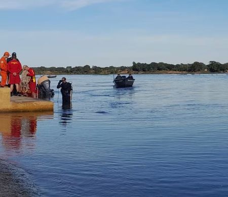 Carro some no Rio Paraguai após cair de cais em MS