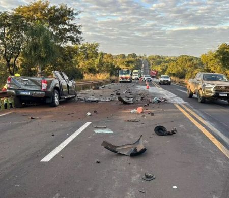 Choque frontal entre caminhonete e carreta mata motorista na BR-163