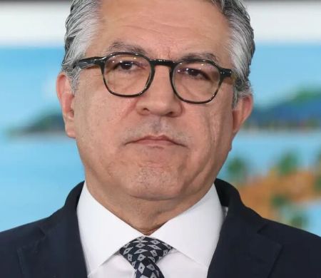 Trump é inimigo da saúde, e sanção é absurda, afirma Padilha 