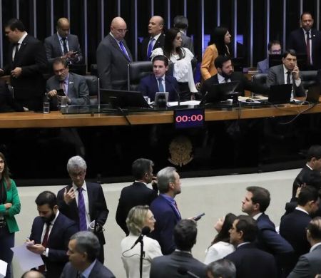 Falta de quórum derruba voto secreto em PEC da Blindagem 