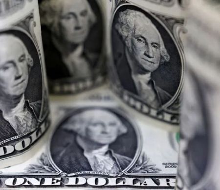 Aprovação de isenção do IR na Câmara faz dólar ter leve queda 