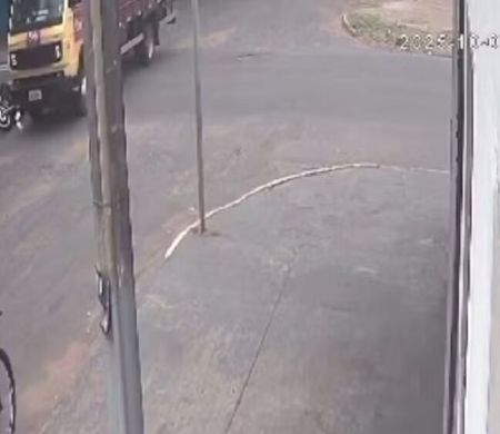 Acidente envolvendo caminhão e moto mata mulher e deixa marido ferido