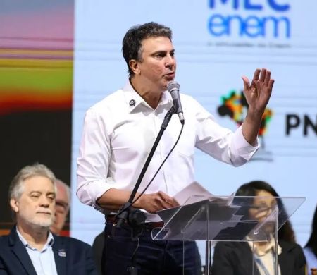 Camilo Santana diz que professor tem que ser bem remunerado