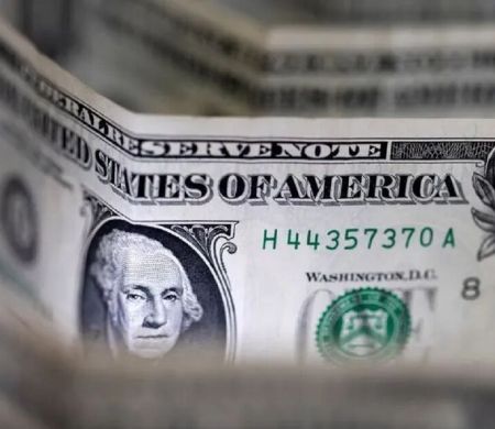 Dólar abre em queda com IBC-Br e foco em tensão comercial