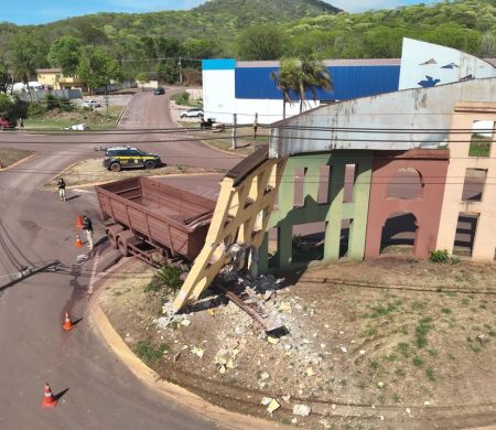 Caminhão colide com pórtico de entrada de Corumbá e causa danos 