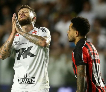 Santos perde do Vitória e fica colado no Z4 do Brasileirão