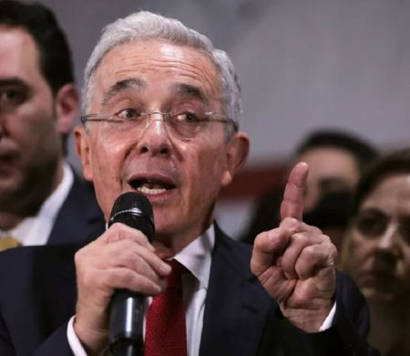 Justiça absolve Uribe e revoga prisão do ex-presidente