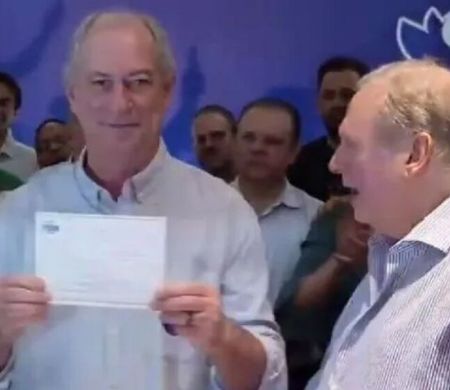 Ao lado de Jereissati, Ciro Gomes assina ficha de filiação ao PSDB