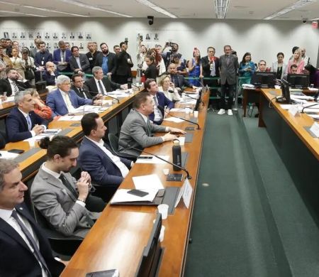 Conselho de Ética arquiva representação contra Eduardo Bolsonaro