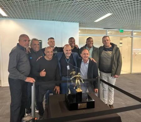Após 35 anos, Grêmio recebe taça da Supercopa do Brasil