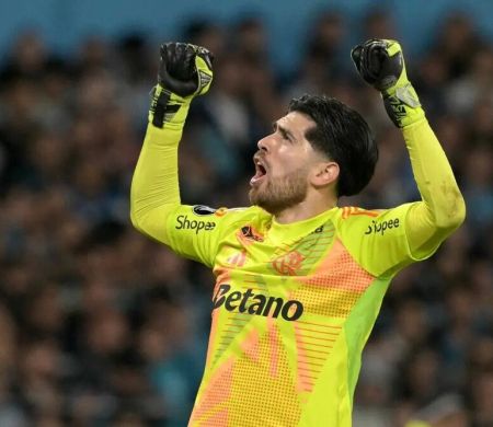 Com um a menos, Flamengo segura empate contra o Racing e vai à final