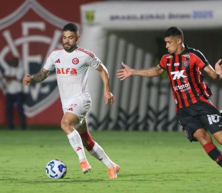 Vitória ganha do Inter e empurra Santos para o Z4 do Brasileirão