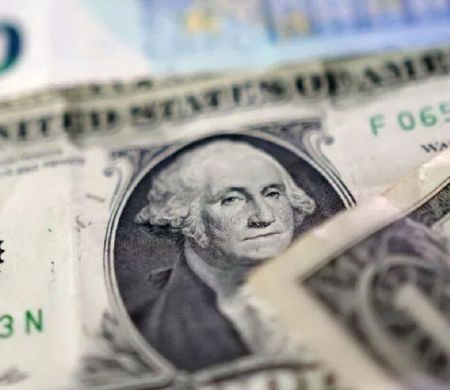 Dólar abre com leve queda após BC manter juros na véspera