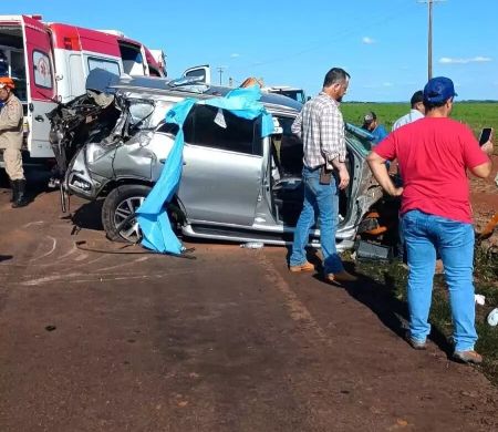 Carro de médica bate de frente com carreta na MS-276 e deixa duas feridas