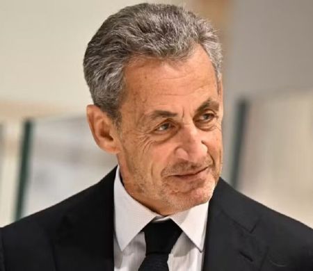 Sarkozy tem liberdade provisória após menos de um mês detido