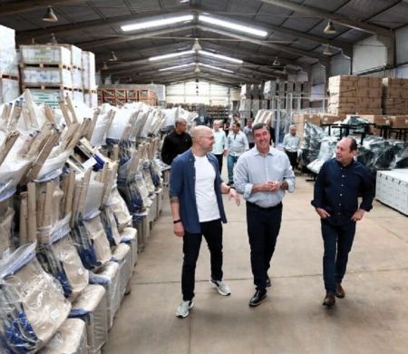 Governador conhece logística da entrega de material escolar&nbsp;