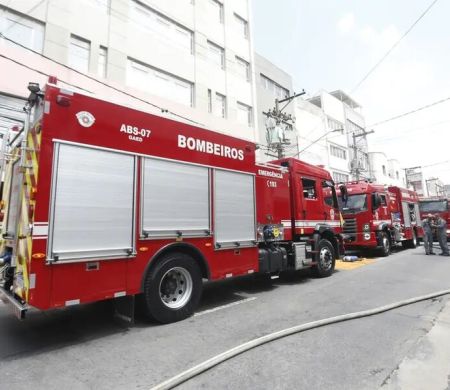 Uma pessoa morre após explosão de galpão com fogos de artifício em SP