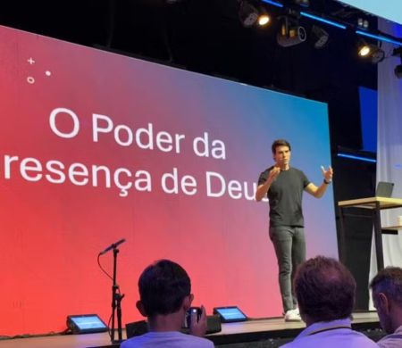Um culto do ex-jogador e pastor Kaká que atrai multidão e faz igreja lotar
