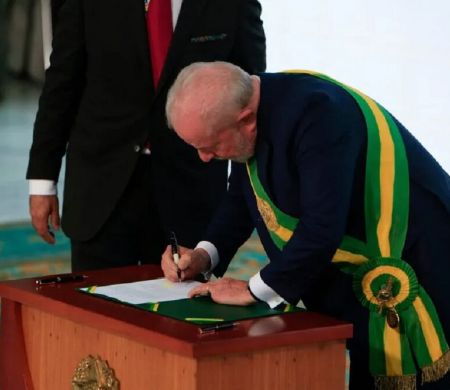 Após pressão, lei que proíbe uso de linguagem neutra é sancionada 