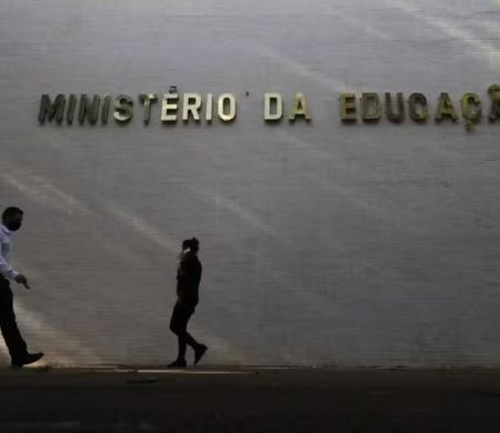 MEC aciona Polícia Federal e anula três questões do Enem 2025