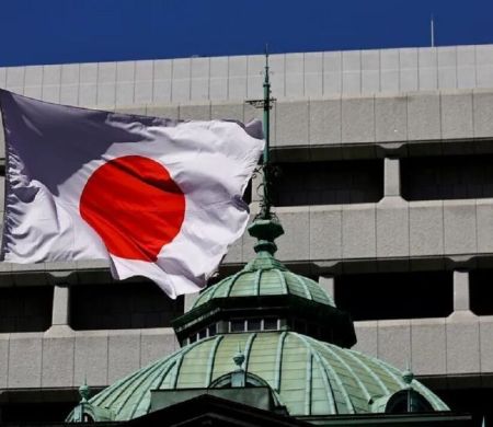 Japão aprova pacote de US$ 135 bilhão para ajudar famílias e economia