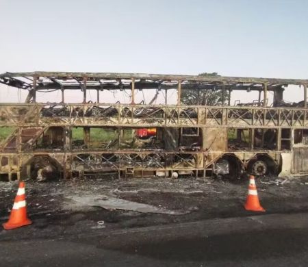 Ônibus com 53 pessoas vira cinzas após incêndio em rodovia de MS