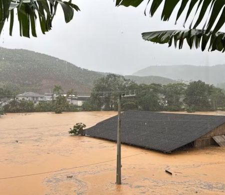 Chuvas intermitentes alagam casas e desalojam mais de 100 famílias em SC