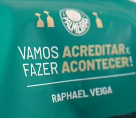 Avião e quartos do hotel em Lima têm lema em busca do tetra da Liberta