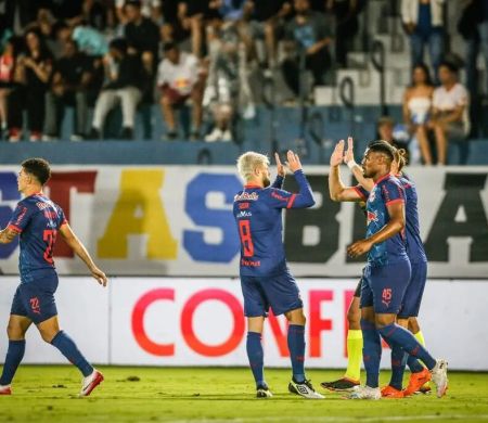 Bragantino goleia, e Vitória volta ao Z4 do Brasileirão