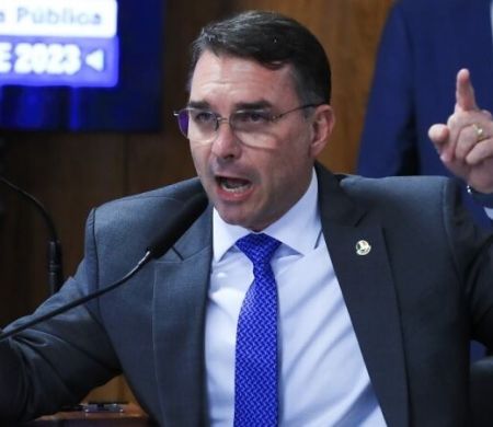 Flávio diz que preço para desistir de candidatura é Bolsonaro livre