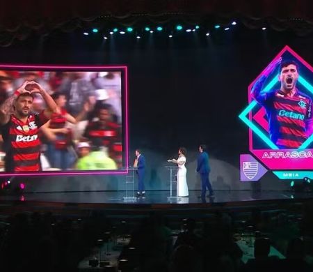 Flamengo e Cruzeiro dominam a escalação dos melhores do Brasileiro 2025