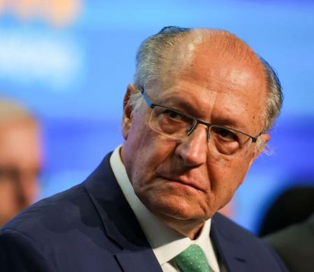Não há justificativa para juros não caírem no próximo Copom, diz Alckmin 