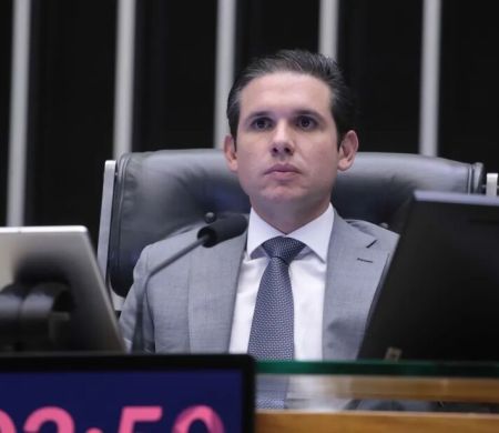 Hugo Motta é pressionado por prazo de 24h para definir o caso Zambelli