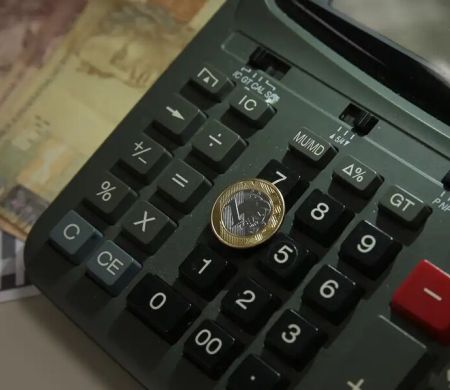 Com juro nas alturas, economia brasileira recua 0,3% em outubro