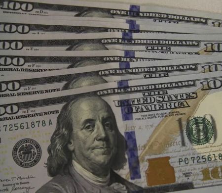 Com sete altas consecutivas, o dólar caiu ontem 0,95% e fechou a R$ 5,53