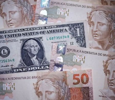 Dólar opera estável nesta quarta à espera de 