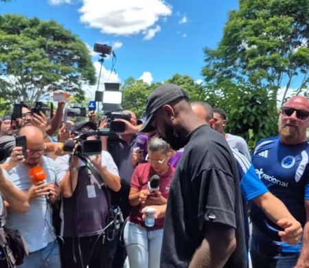 Em contratação milinária, Gerson chega a BH para assinar com o Cruzeiro