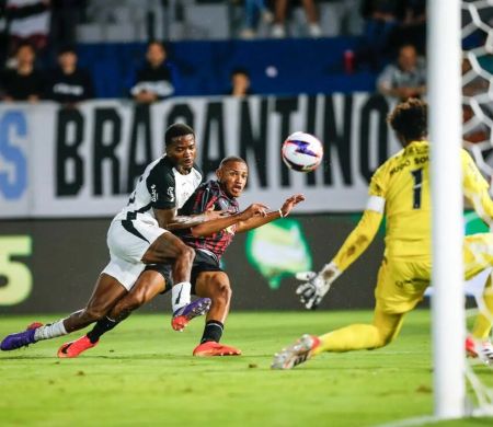 Corinthians leva três do Bragantino e perde a primeira no Paulistão