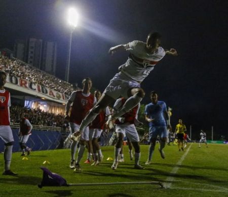 São Paulo vence o Botafogo por 3 a 1 e é semifinalista da Copinha