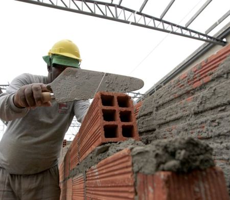 Prefeitura abre cadastro reserva para vagas de coveiro e pedreiro