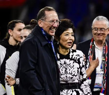 John Textor reage a afastamento da Eagle e diz que decisão é “absurda”