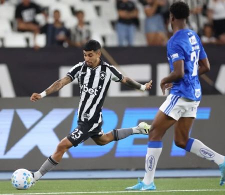Defastador, Botafogo goleia o Cruzeiro no Nilton Santos e lidera o Brasileirão