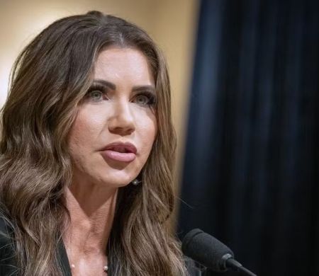 Republicanos se unem aos democratas e pedem a cabeça da&nbsp; 'Barbie do ICE'