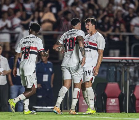 São Paulo domina o Santos com um a mais, vence primeiro clássico