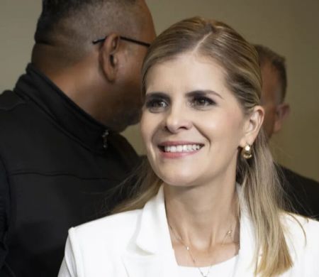 De direita, Laura Fernández é eleita presidente da Costa Rica